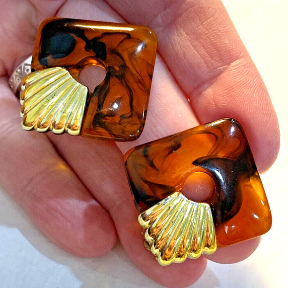 Vintage clip on earrings Lucite caramel black swirl and goldtone mod squares - Picture 6 of 7